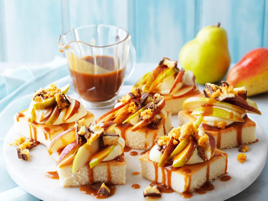 Mini sponge cakes with pears and salted caramel sauce